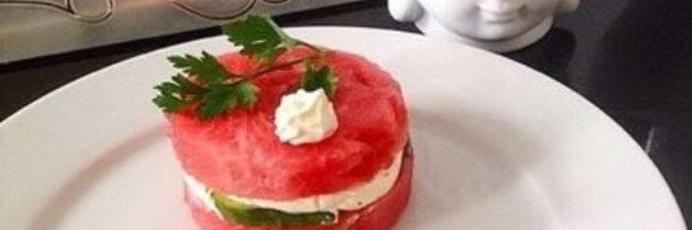 Карпаччо из лосося с арбузом и авокадо