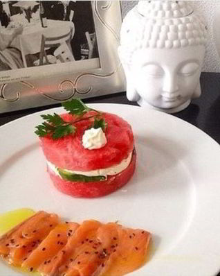 Карпаччо из лосося с арбузом и авокадо