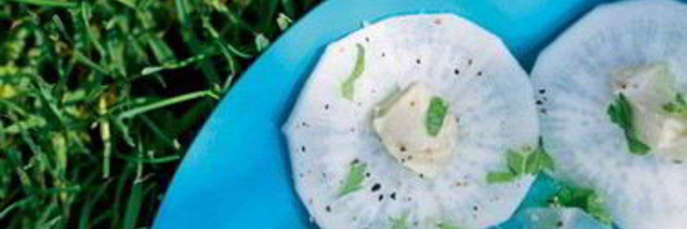 Карпаччо из редьки с хумусом