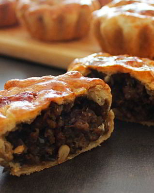 Корзиночки с фаршем, печеным баклажаном и кедровыми орешками