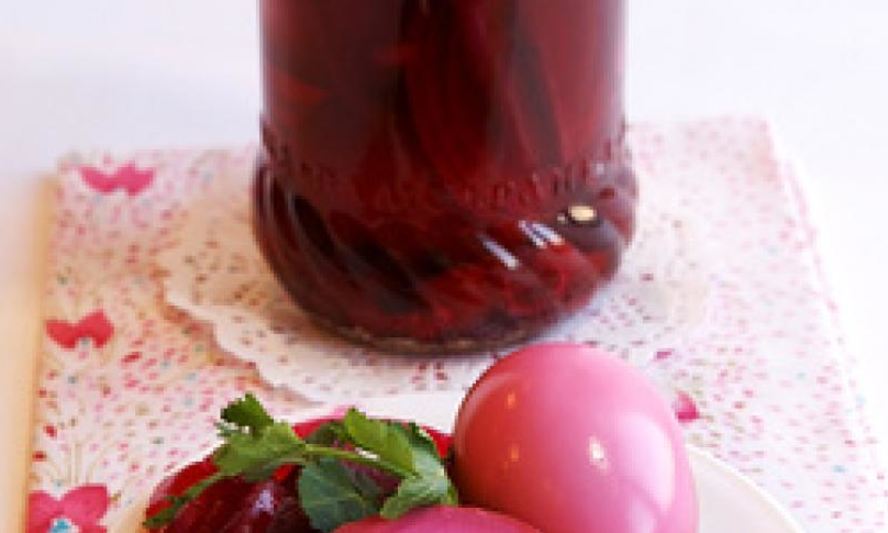 Рецепт маринованных яиц со свеклой и луком