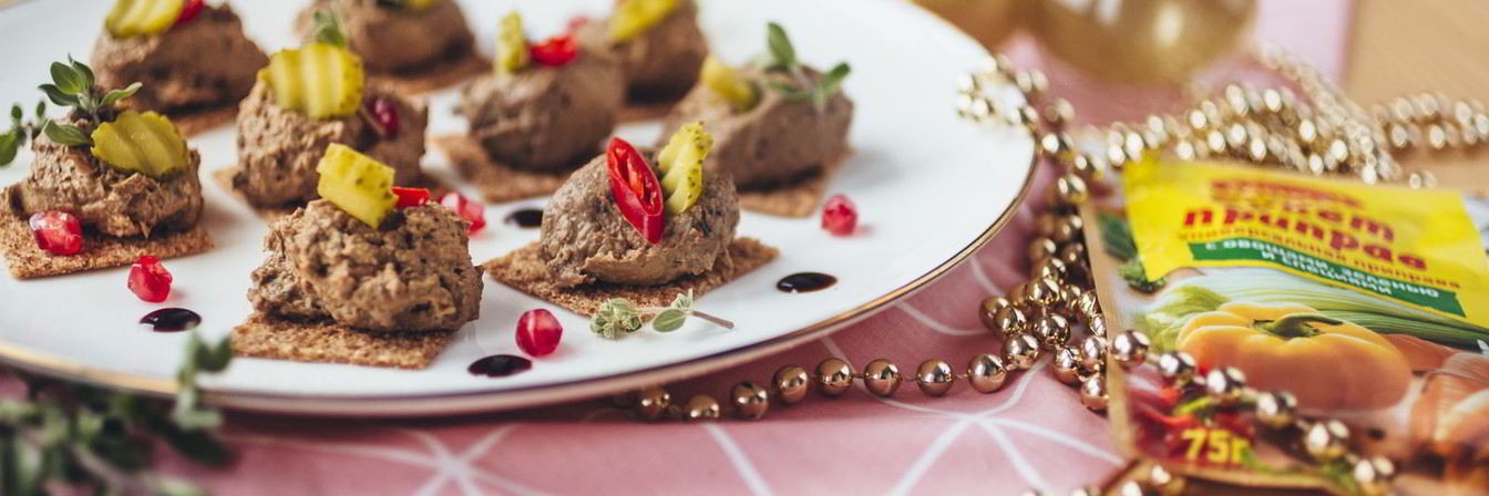 Новогодняя закуска на крекерах