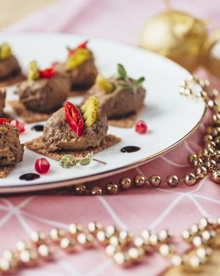 Новогодняя закуска на крекерах