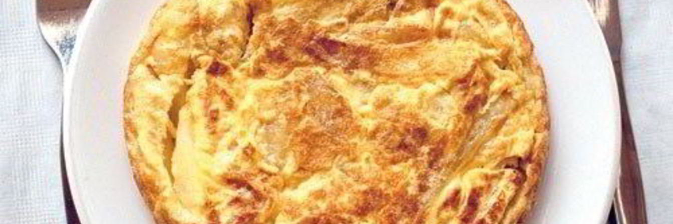 Банановый омлет с хлебом и сыром