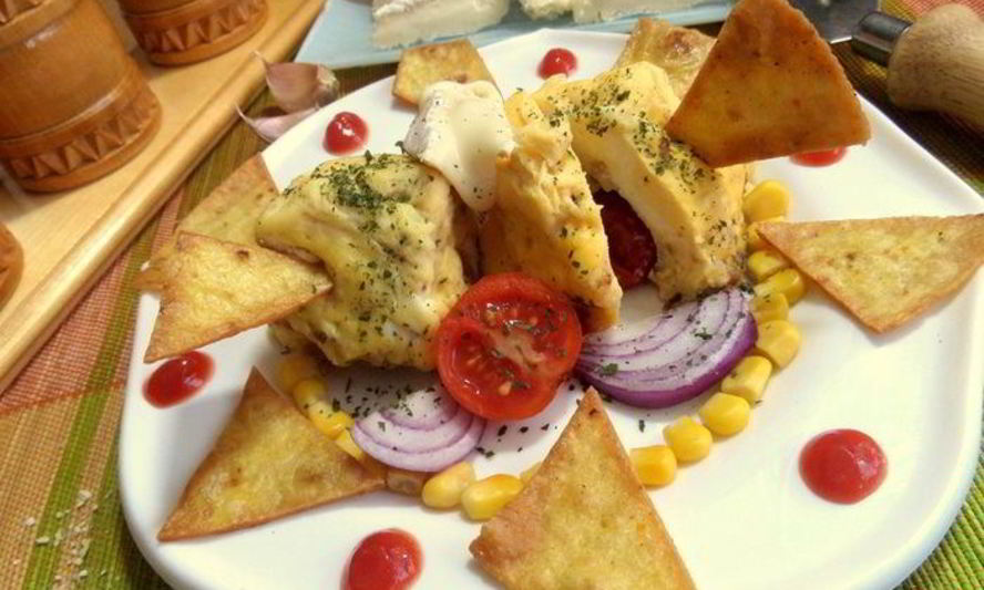 Рецепт быстрого омлета из микроволновки с чипсами