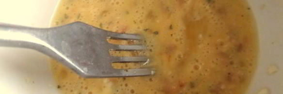 быстрый омлет из микроволновки с чипсами