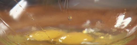 французский омлет и круассан с овощным тартаром