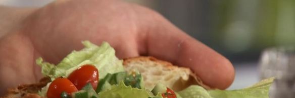 французский омлет и круассан с овощным тартаром