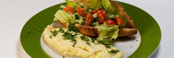 французский омлет и круассан с овощным тартаром