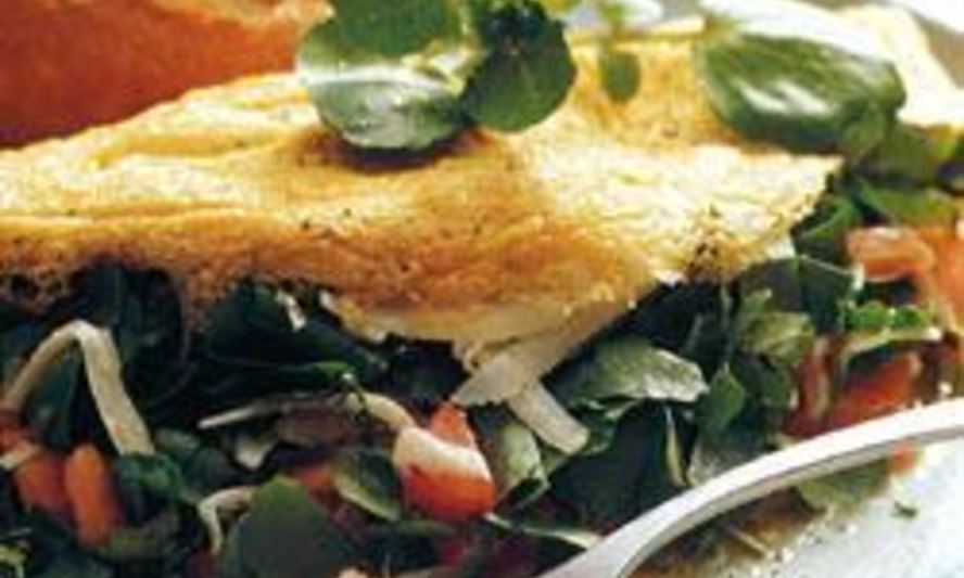 Рецепт французского омлета с кресс-салатом, сыром грюйер и помидорами