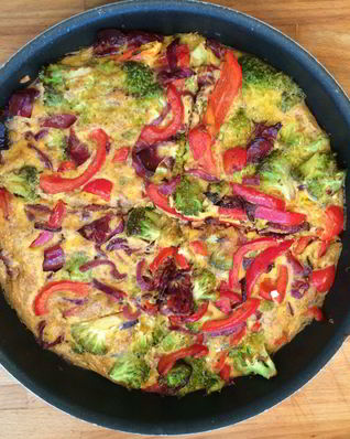 Фриттата с брокколи, красным перцем и ветчиной брезаола