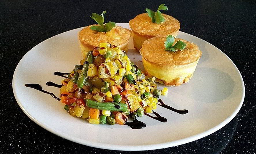 Рецепт фриттаты с филе индейки и гарнир из обжаренных овощей