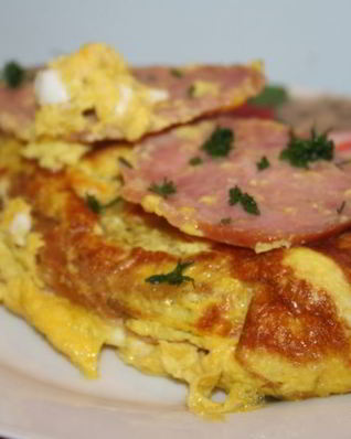 Королевский омлет на гренке с колбасой сальчичон в мультиварке