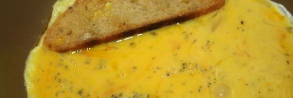 королевский омлет на гренке с колбасой сальчичон в мультиварке