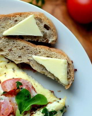 Омлет на сметане с томатами и сыром