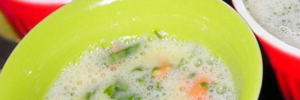 омлет с форелью в кокотницах со сметанным соусом