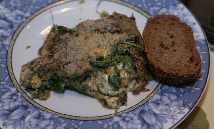 Рецепт омлета с грибами, руколой и голубым сыром