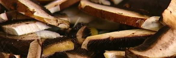 омлет с грибами, руколой и голубым сыром