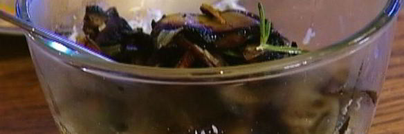 омлет с грибами, руколой и голубым сыром