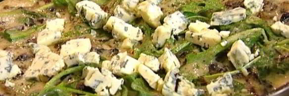 омлет с грибами, руколой и голубым сыром