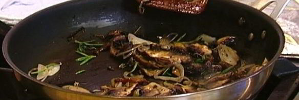 омлет с грибами, руколой и голубым сыром