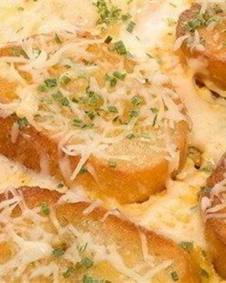 Омлет с грюйером, чесноком и сухариками