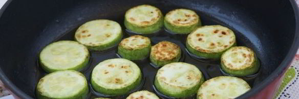 омлет с кабачком и шпинатом