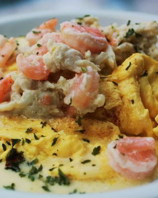 Омлет с креветками и авокадо