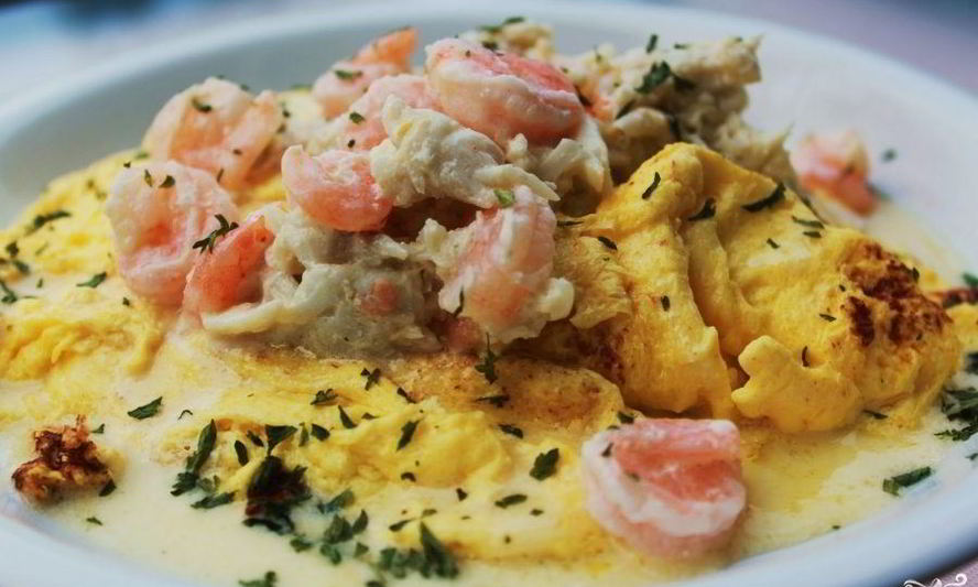 Рецепт омлета с креветками и авокадо