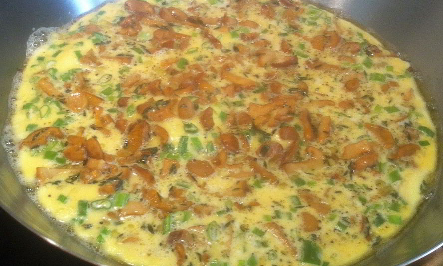 Рецепт омлета с лисичками и зеленым луком