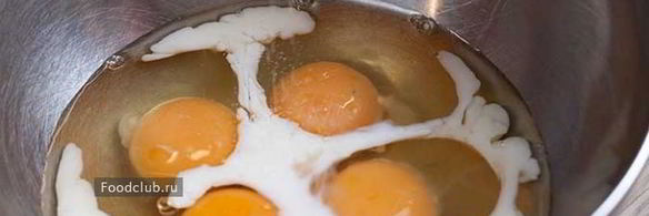 омлет с молоком на сковороде