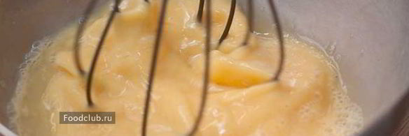 омлет с молоком на сковороде