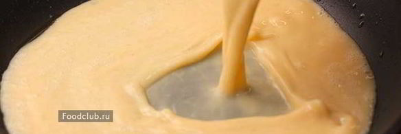 омлет с молоком на сковороде