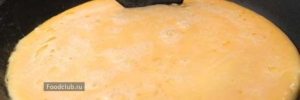 омлет с молоком на сковороде