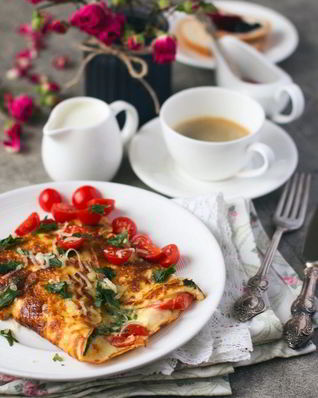 Омлет с помидорами, сыром и зеленью