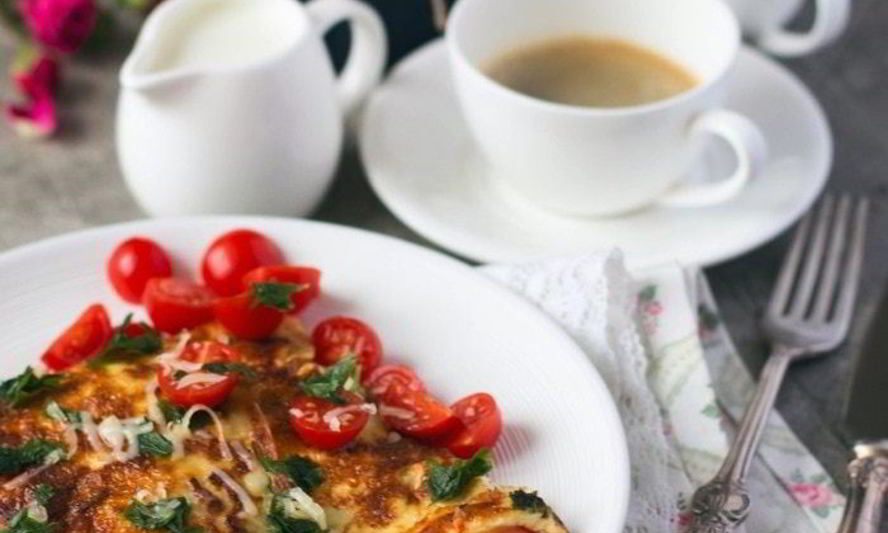 Рецепт омлета с помидорами, сыром и зеленью