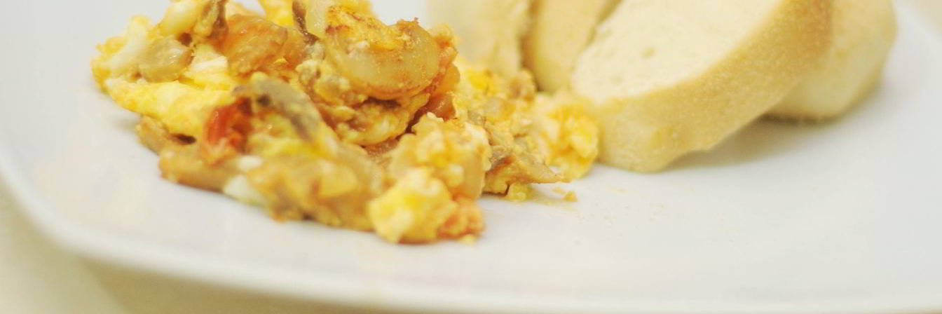 Омлет с шампиньонами и помидорами