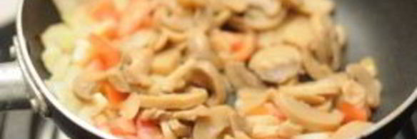 омлет с шампиньонами и помидорами