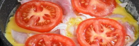 омлет с ветчиной и помидорами