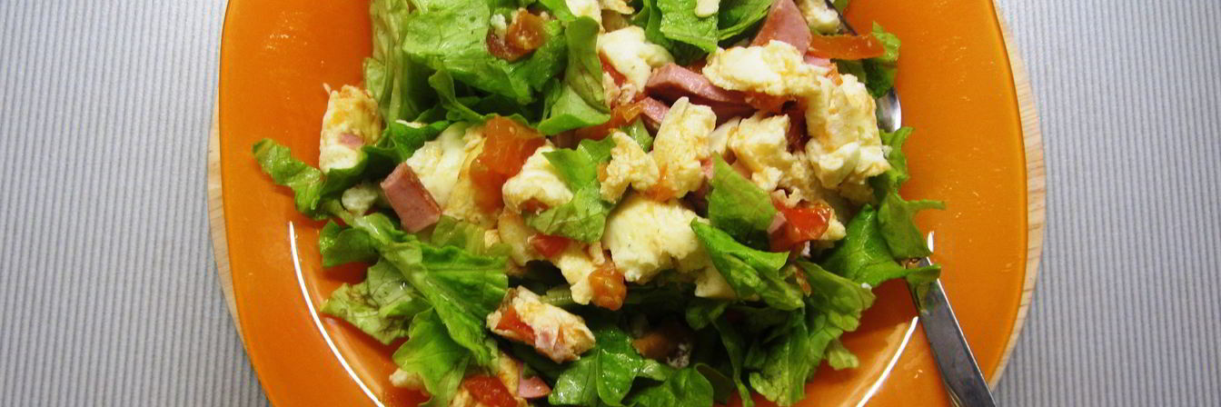 Омлет с ветчиной, помидорами и салатом айсберг