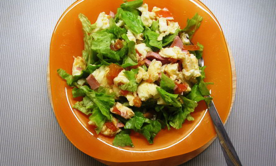 Рецепт омлета с ветчиной, помидорами и салатом айсберг