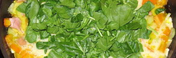 омлет со шпинатом, окороком и овощами