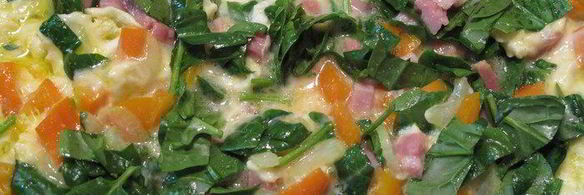 омлет со шпинатом, окороком и овощами