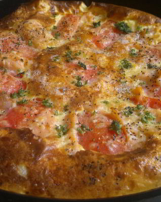 Омлет со слабосоленой семгой и помидорами