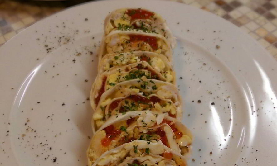 Рецепт омлета в лаваше с икрой и сыром