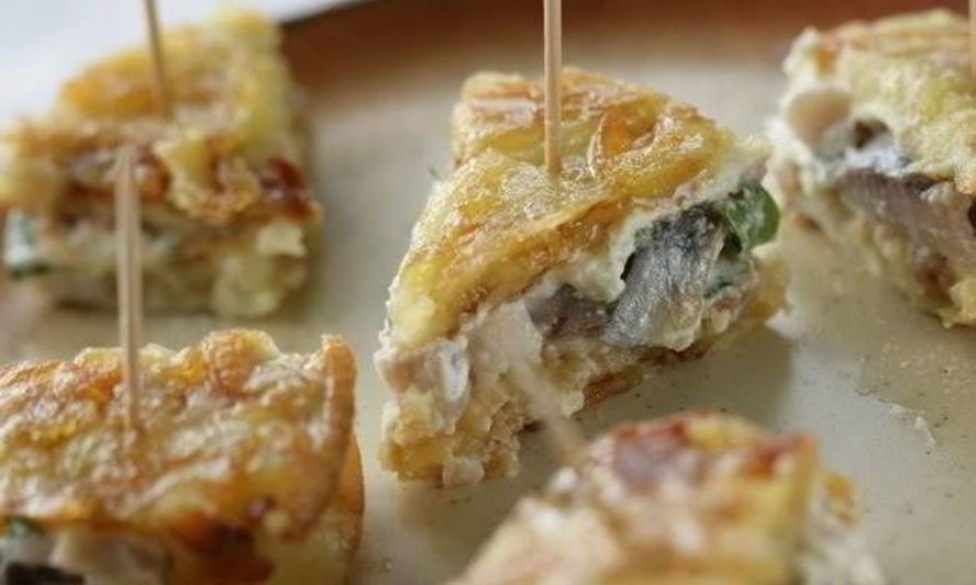 Рецепт омлетной закуски с сельдью и сливочным сыром