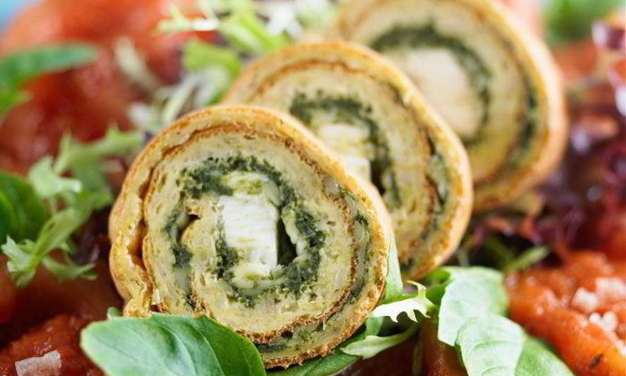 Рецепт омлетных трубочек со шпинатом и хлопьями