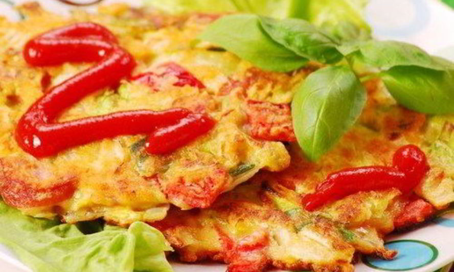 Рецепт пикантного омлета с перцем, сыром грюйер и луковым соусом