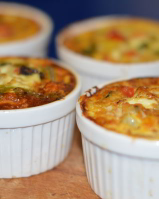 Порционные омлеты со свининой и овощами