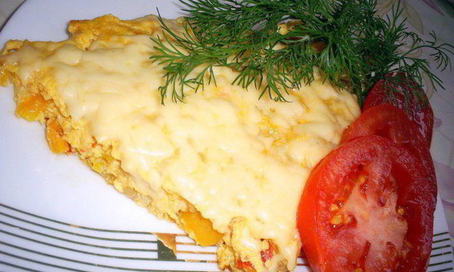 Рецепт сытного омлета с овощами и курицей